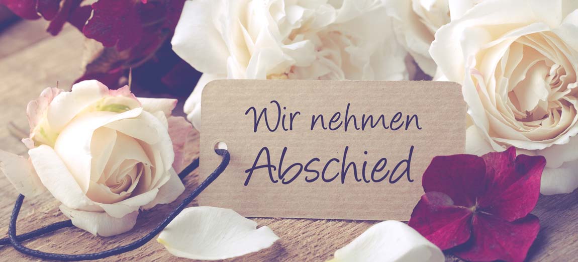 Karte mit Spruch zwischen Rosen