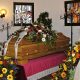 Blumengeschmückter Sarg in Kirche aufgebahrt