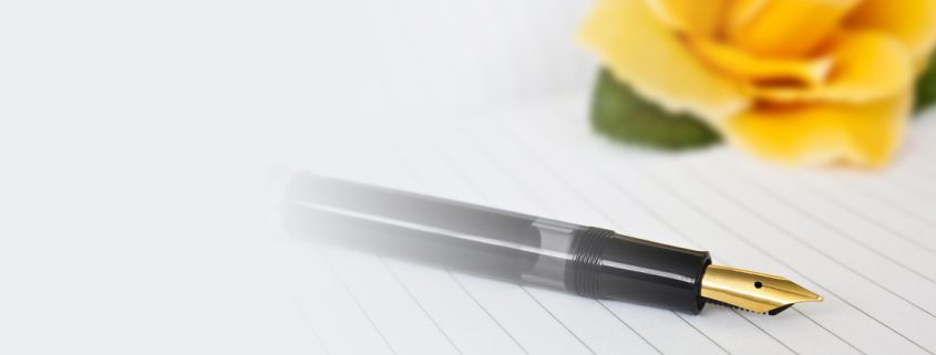 Füllfederhalter auf liniertem Papier